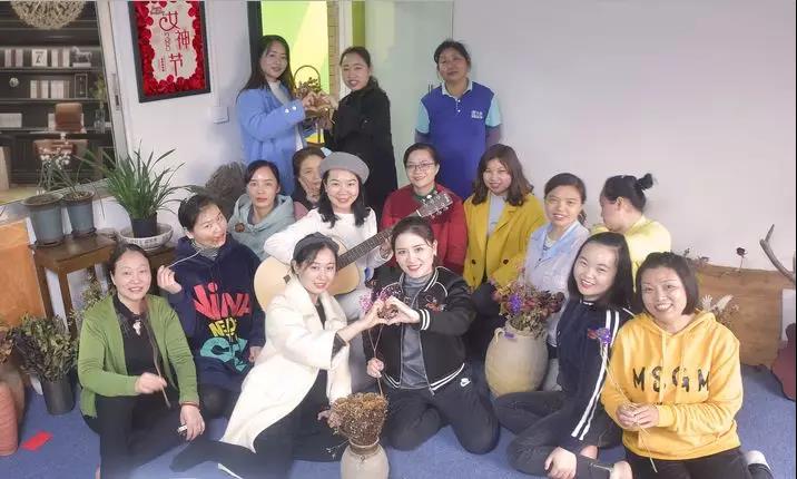 “魅力女神，抹出唇在感” 力華高頻淬火設(shè)備的女神們這樣過節(jié)